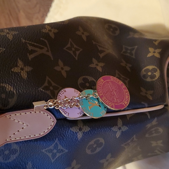 Louis Vuitton 3 Globe Logo Charm Multicolor - NWT - Picture 4 of 14